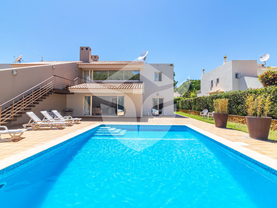 Modern 4 bedroom 4 bathroom Villa with private pool in Vilamoura