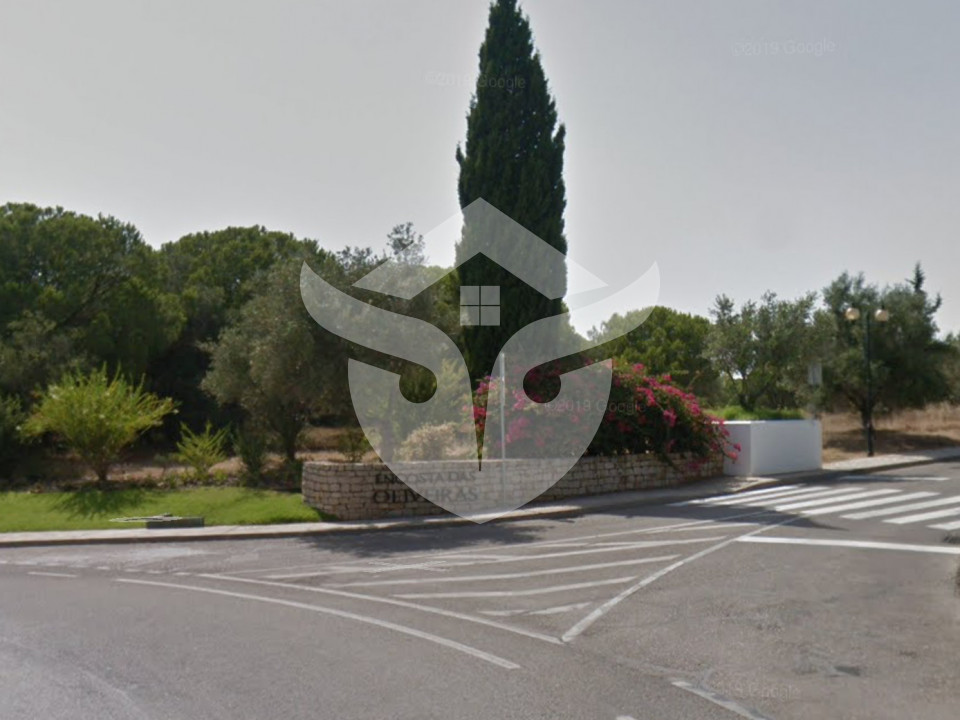 Modern two bedroom apartment, on the 1st floor, in a private condominium with spacious gardens and a communal pool