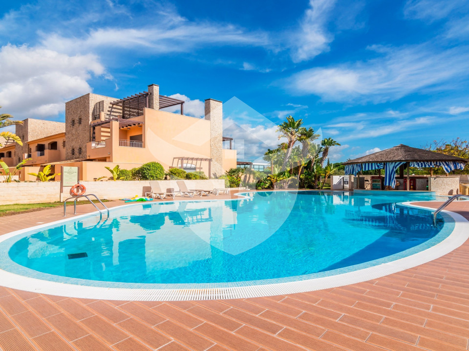 Apartamento de luxo no 2º andar, composto por 2 quartos ambos ensuite e 1 casa de banho de hóspedes , situado em Victoria Boulevard , próximo do centro de Vilamoura.