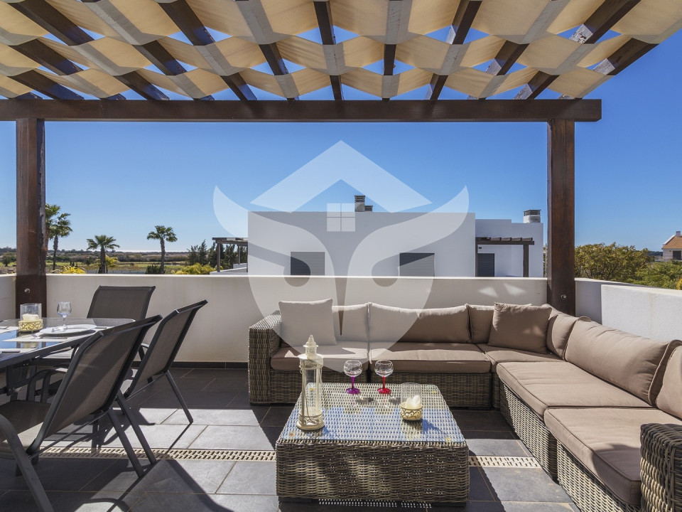 Magnífico apartamento duplex composto por 3 quartos e 3 casas de banho, com vista que se estende pelo campo de golfe em direcção ao mar