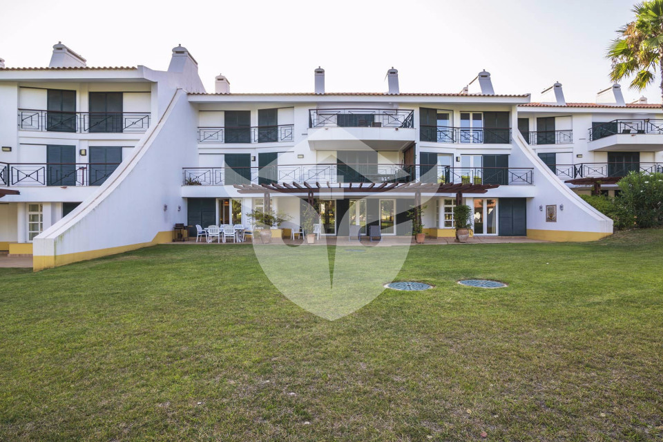 Apartamento de luxo, no piso térreo, composto por três quartos, em Vila