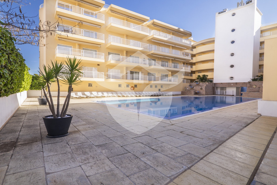 Apartamento composto por 2 quartos e 2 casas de banho, localizado mesmo