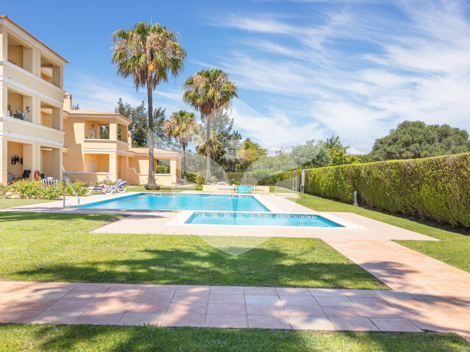 Apartamento térreo composto por 2 quartos e  2 casas de banho