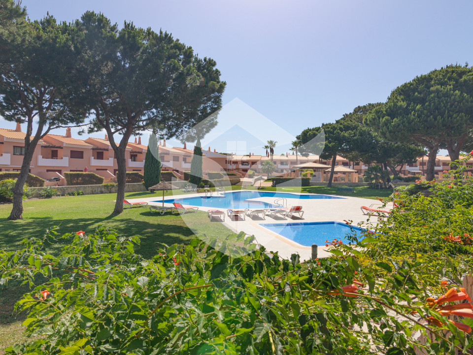 Apartamento de luxo, no piso térreo, composto por 3 quartos e 2 casas de banho com um terraço generoso, localizado em Vila Sol