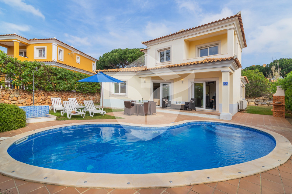 Modern built 4 bedroom 4 bathroom detached Villa close to the center of