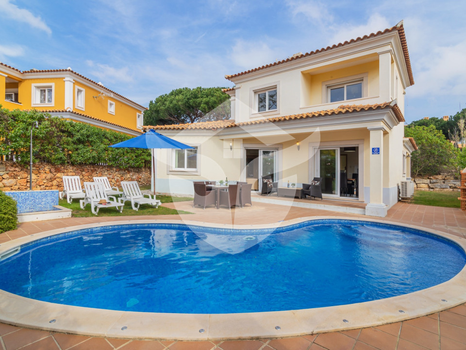  Modern built 4 bedroom 4 bathroom detached Villa close to the center of Vilamoura