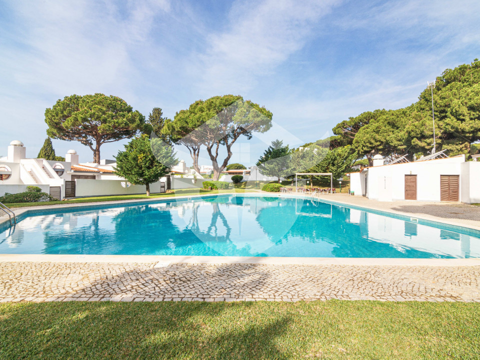 Moradia ampla e agradável com 3 quartos, 2 casas de banho﻿ localizada num condomínio com piscina comum perto do Hotel Hilton e ﻿campos de golfe