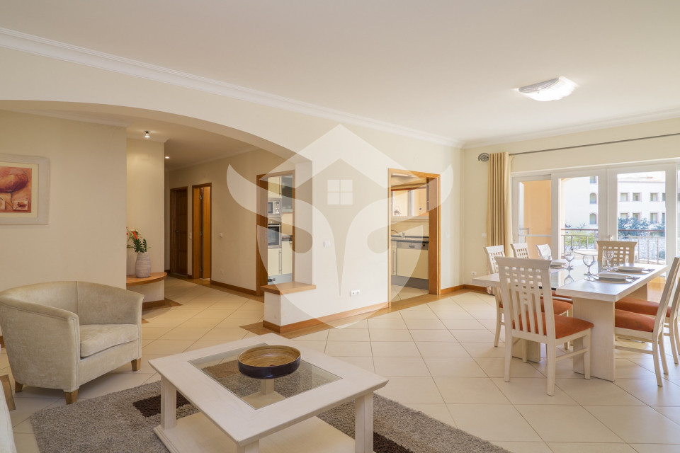 Apartamento de luxo no 1º andar, composto por 2 quartos ambos ensuite e