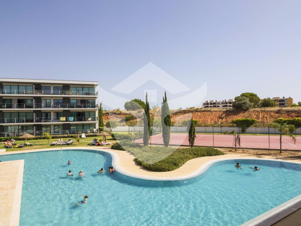 2 bedroom 2 bathroom top floor apartment with pool view