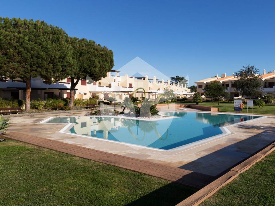 Apartamento de luxo, no piso térreo, com 2 quartos  e 2 casas de banho, localizado em Vila Sol, perto de praias e campos de golfe em Vilamoura