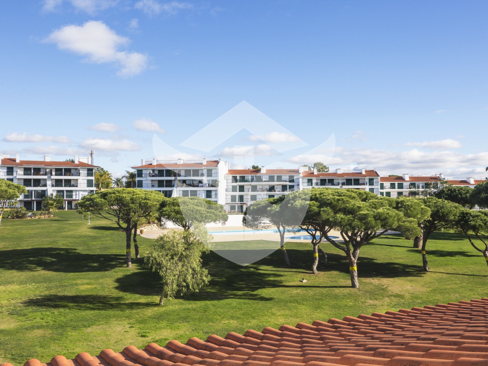 A luxury 2 bedroom 2 bathroom upper floor  apartment with roof terrace 