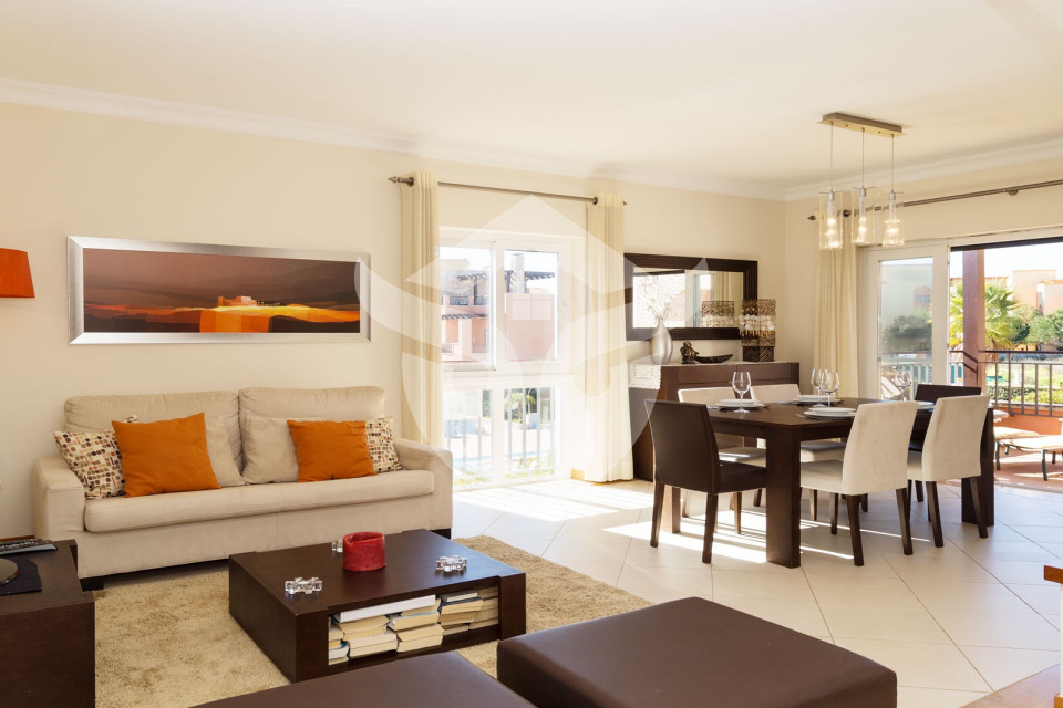 Apartamento de luxo, composto por 2 quartos, 1 casa de banho e 1 casa