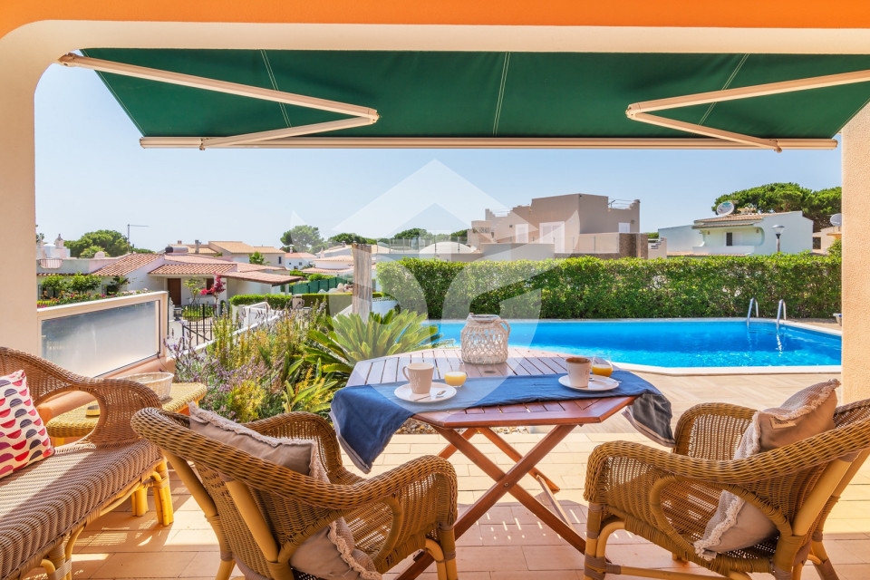 Moradia com 3 quartos, 2 casas de banho e com piscina privada, perto da